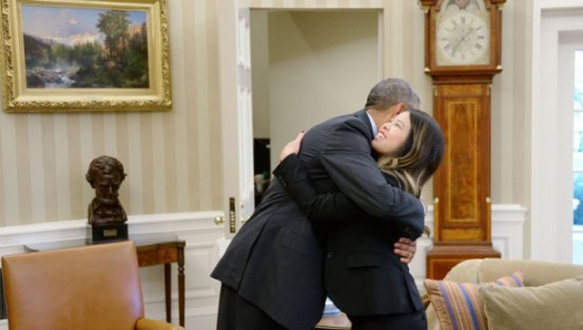 Obama ebolayı yenen hemşireyi kucakladı Obama ebolayı yenen hemşireyi kucakladı