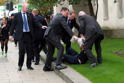 Cameron`a protesto girişimi