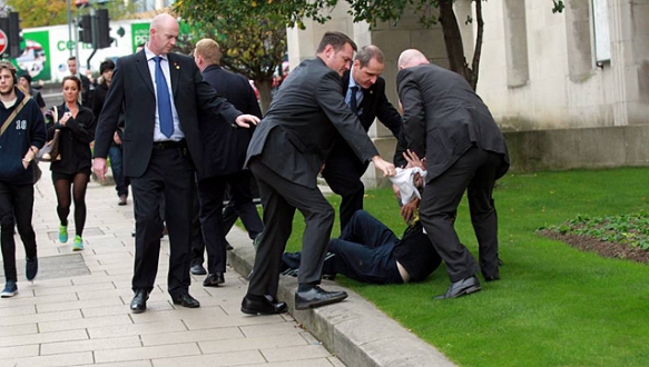 Cameron`a protesto girişimi Cameron`a protesto girişimi