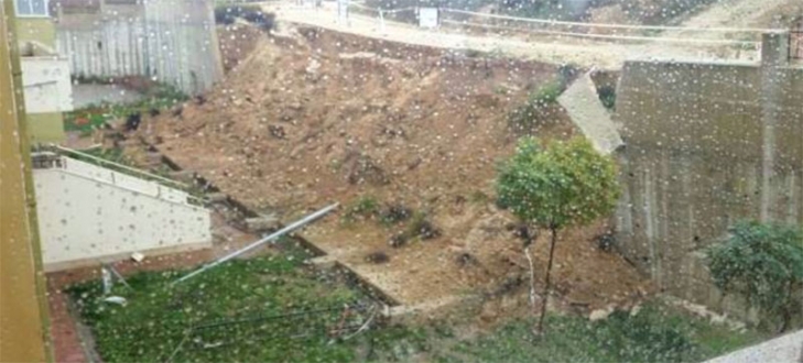 Okulun istinat duvarı çöktü, öğrenciler tahliye edildi