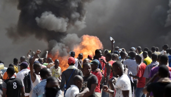 Göstericiler meclisi yaktı Afrika ülkesi Burkina Faso`da binden fazla gösterici Devlet Başkanı Blaise