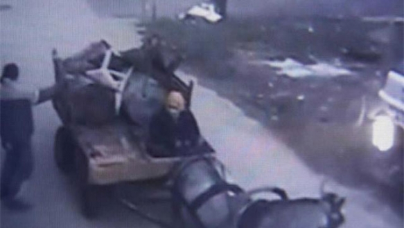 At arabalı hırsızlar güvenlik kamerasında At arabalı hırsızlar güvenlik kamerasında