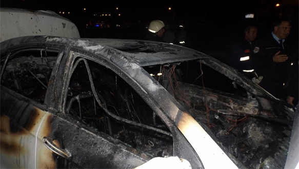 Seyir halindeki araç alev alev yandı