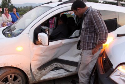 Ekip otosu ile işçi taşıyan araç çarpıştı