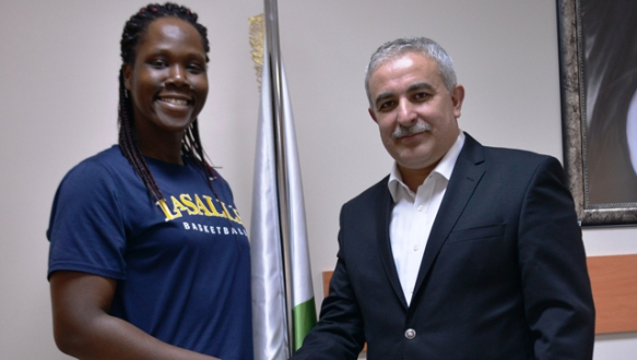 Bursa Büyükşehir Belediyespor, daha önce anlaşma sağladığı ABD`lı pivot Leeza