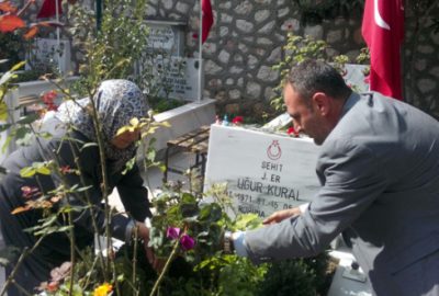 Şehit yakınları bayrama gözü yaşlı girdi