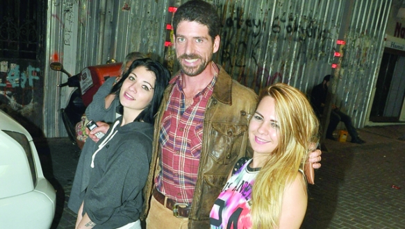 Genç kızlar peşinde