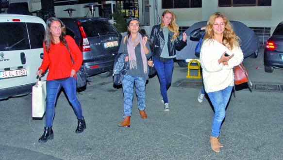 Bütün kızlar toplandık