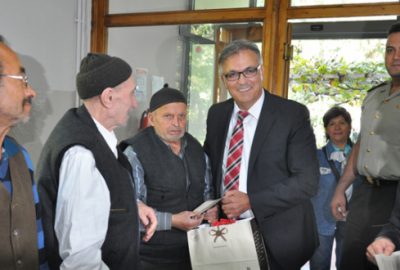 Huzurevi sakinlerine bayram ziyareti