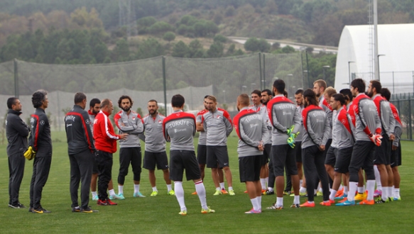 Fatih Terim yönetiminde Riva'da yapılan çalışmaya kadrodaki tüm futbolcular katılırken,