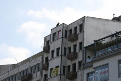 İş istemek için çatıya çıktı