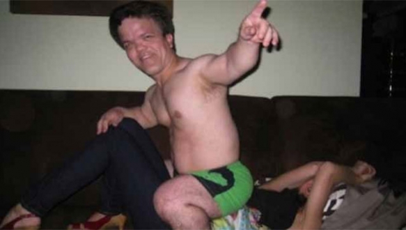 Bekarlığa veda partisinde cüceden hamile kaldı