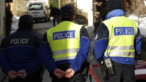 İsviçre`de bir emeklinin evinde yapılan aramada polis yaklaşık 2 bin