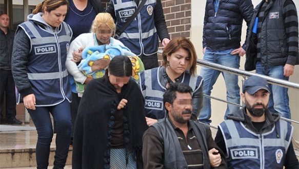 Bebekleriyle cezaevine girdiler