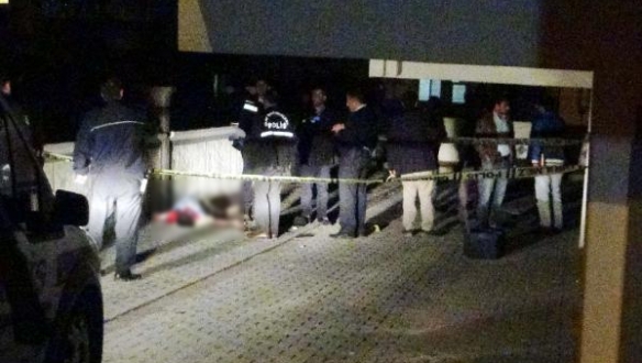 Evine girmek isterken canından oldu Evine girmek isterken canından oldu