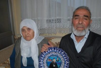 Şehit babasına sarılıp emekli maaşını çarptılar