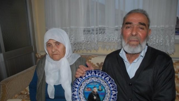 Şehit babasına sarılıp emekli maaşını çarptılar Şehit babasına sarılıp emekli maaşını çarptılar