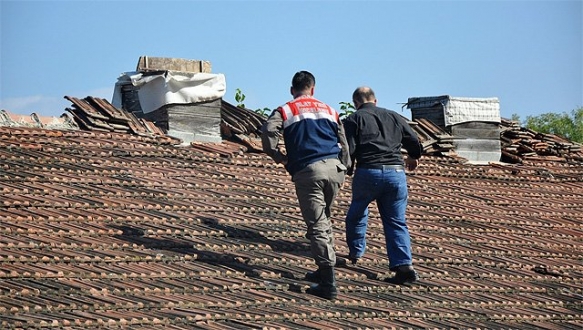 Dengesini kaybederek beton zemine çakıldı Dengesini kaybederek beton zemine çakıldı