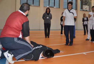 Doktor ve hemşirelere yakın savunma eğitimi