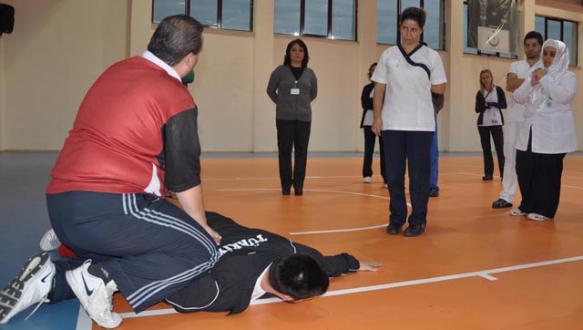 Doktor ve hemşirelere yakın savunma eğitimi