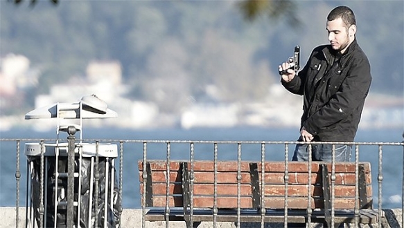 Gasp ettiği silahla terör estirdi