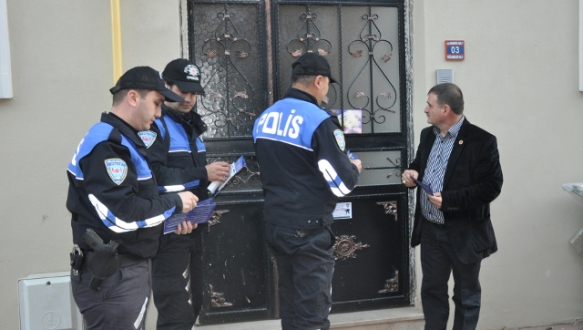 İznik polisi hırsızlara karşı broşür dağıttı İznik polisi hırsızlara karşı broşür dağıttı