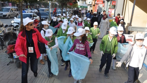 Miniklerden çevre temizliği