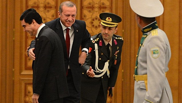 İkisini de yerden alıp cebine koydu İkisini de yerden alıp cebine koydu