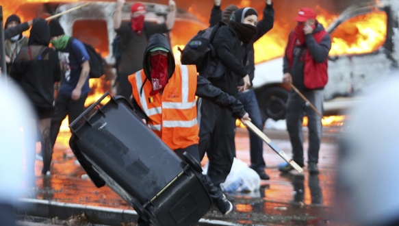 Belçika`da yeni hükümetin aldığı kemer sıkma önlemlerini protesto gösterisi şiddet