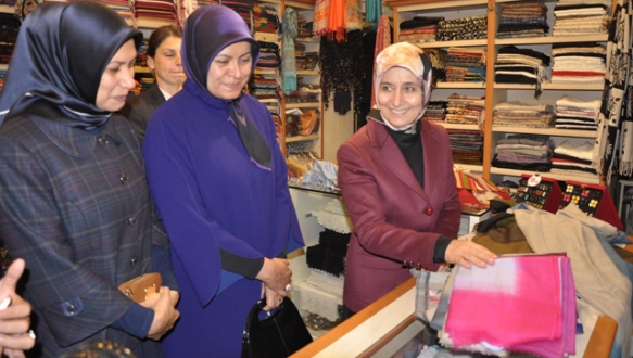 Başbakan`ın eşi Koza Han`da alışveriş yaptı