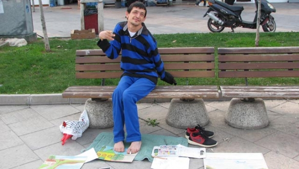 Ayağı ile resim yapıp şiir yazarak para kazanıyor Ayağı ile resim yapıp şiir yazarak para kazanıyor