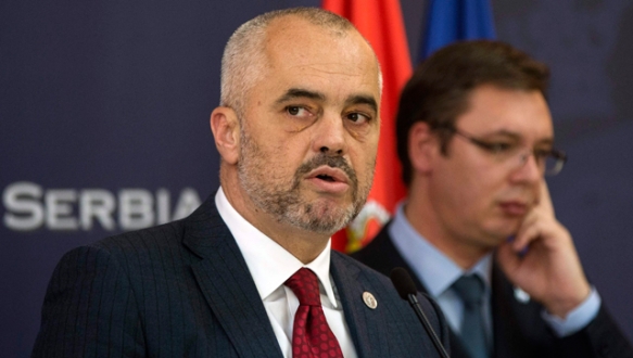 Tarihi ziyarette protokol krizi Sırbistan ve Arnavutluk, ilişkileri normalleştirme yolunda önemli bir adım attı.