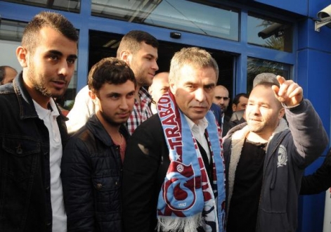 Ersun Yanal Trabzon`a geldi Trabzonspor`la prensip anlaşmasına varan teknik direktör Ersun Yanal öğle saatlerinde
