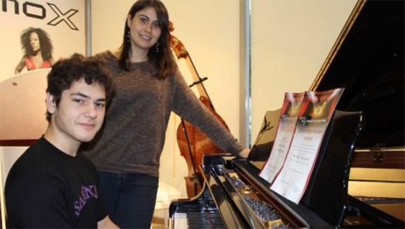 Suriyeli çocuk müzik dehası çıktı Suriyeli çocuk müzik dehası çıktı