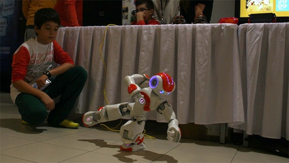 13 yaşındaki dahi çocuk robota istediğini yaptırıyor 13 yaşındaki dahi çocuk robota istediğini yaptırıyor