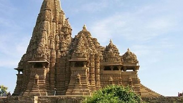 Tayland`ın Chon Buri kentinde bir budist başrahip, yakındaki bir sanayi