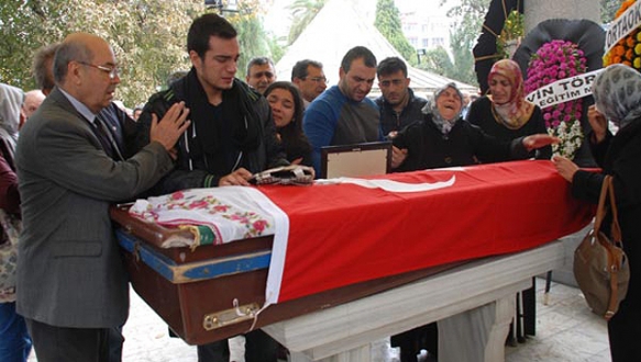 Öğretmenin ölümünü öğrencilerden gizlediler Öğretmenin ölümünü öğrencilerden gizlediler