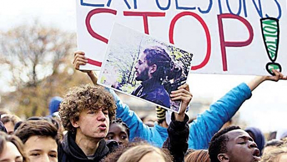 Şok bombasına yasak gaz bombasına sınır