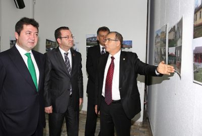 Çağlar Demirel`in sergisini gezdi