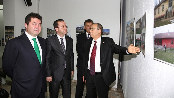 Çağlar Demirel`in sergisini gezdi Çağlar Demirel`in sergisini gezdi