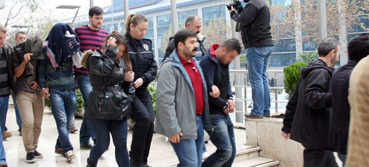 Dolandırıcılık için öğrencileri kullandı