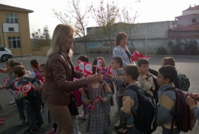 Minik öğrencilere bayrak