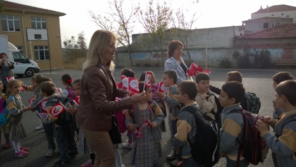 Minik öğrencilere bayrak