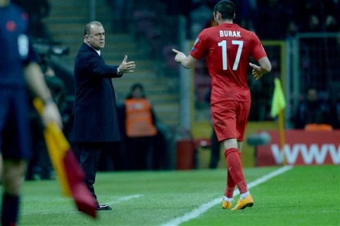 Yan hakemler bayraklarını unuttu! 2016 Avrupa Futbol Şampiyonası Elemeleri A Grubu`nda bugün oynanan Türkiye-Kazakistan