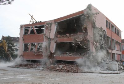 31 yıllık okul binası yıkıldı