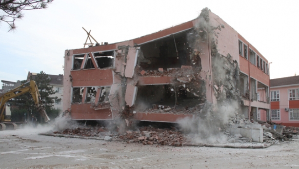 31 yıllık okul binası yıkıldı 31 yıllık okul binası yıkıldı