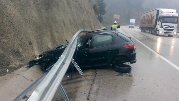 Otomobil bariyerin altına girdi