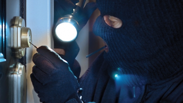 Maskeli hırsızlar iki bakkalı soydu Maskeli hırsızlar iki bakkalı soydu