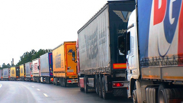İran sınırında 20 kilometrelik tır kuyruğu oluştu İran`ın Türk TIRlarına motorin satmaması ve geçişlerde yakıt depolarını mühürlemesi