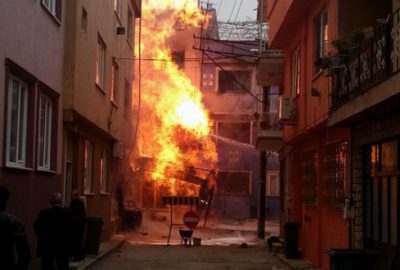 Bursa`da yangın, alevler apartman boyunu aştı!